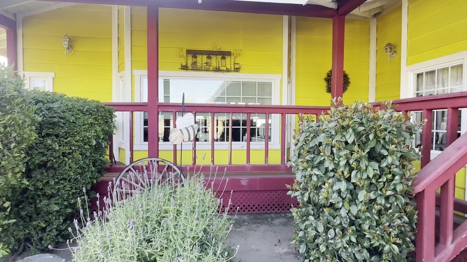 Booths and chairs in a breakfast spot.